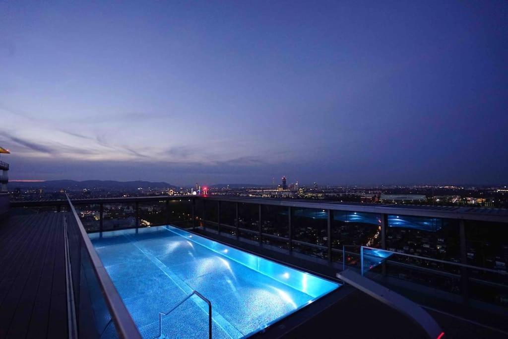 The High-Rise Condo With Pool Відень Екстер'єр фото