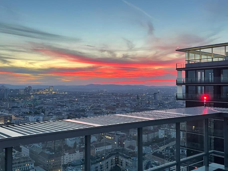 The High-Rise Condo With Pool Відень Екстер'єр фото