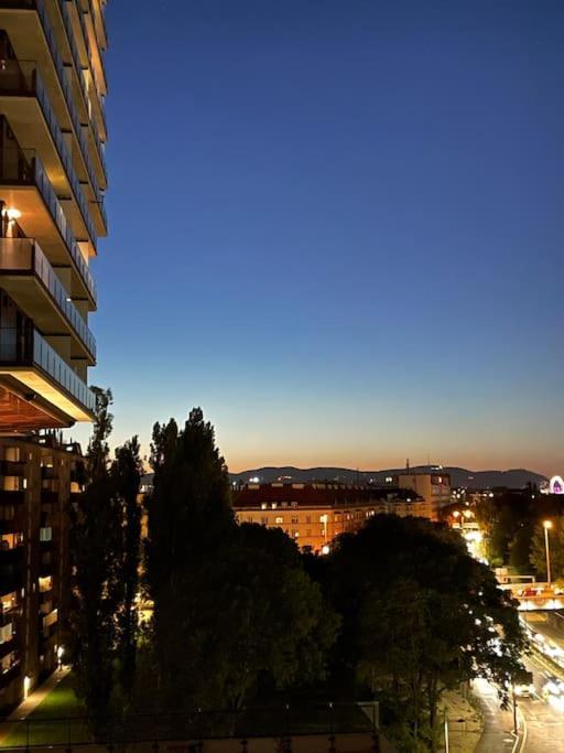 The High-Rise Condo With Pool Відень Екстер'єр фото