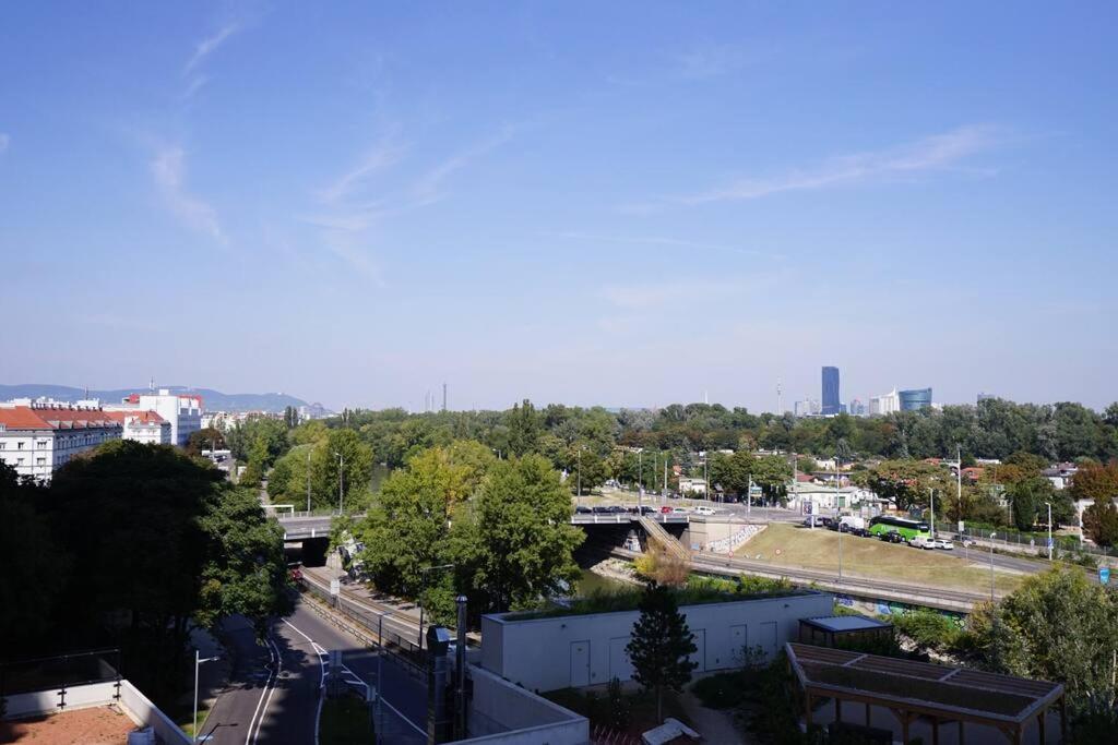 The High-Rise Condo With Pool Відень Екстер'єр фото