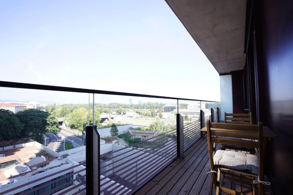 The High-Rise Condo With Pool Відень Екстер'єр фото